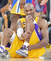 Los Angeles Lakers guard Kobe Bryant grimaces after being injured during the second half of their NBA basketball game against the Golden State Warriors (Photo: http://sports.yahoo.com/)