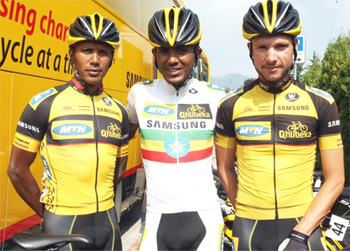 Ferekalsi Debesay, Tsgabu Grmay and Jacques Janse van Rensburg at the start