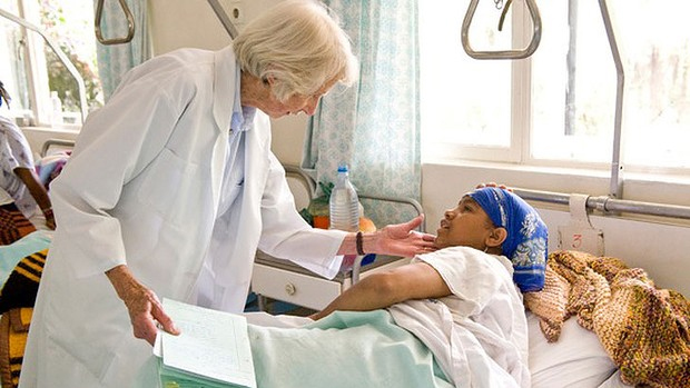 Dr. Hamlin with Fitsula patient (Photo: dailylife.com.au)