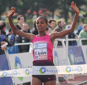 Hiwot Ayalew wins the women's race in Elgoibar (Photo: Alfambra Fundacion ANOC)