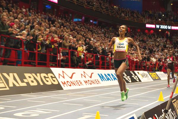 Genzebe Dibaba on her way to breaking the world indoor 3000m record in Stokholm, Sweden (Photo: DECA Text & Bild)