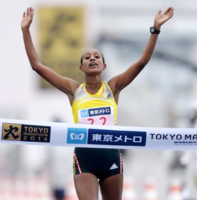 Tirfi Tsegaye breaks course record at Tokyo Marathon