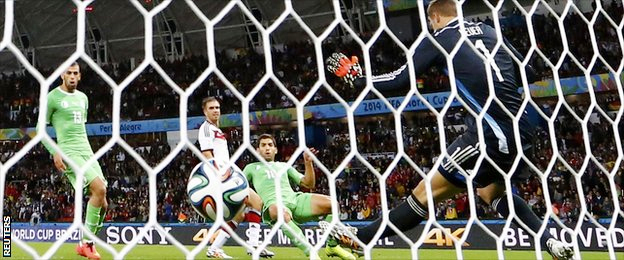 Abdelmoumene Djabou scores a late consolation for Algeria (Photo: Reuters) - 