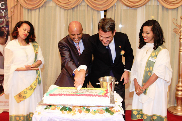 Tewolde Gebremariam (left) and Ambassador Miguel Fernandez (Photo: Ethiopian Airlines)